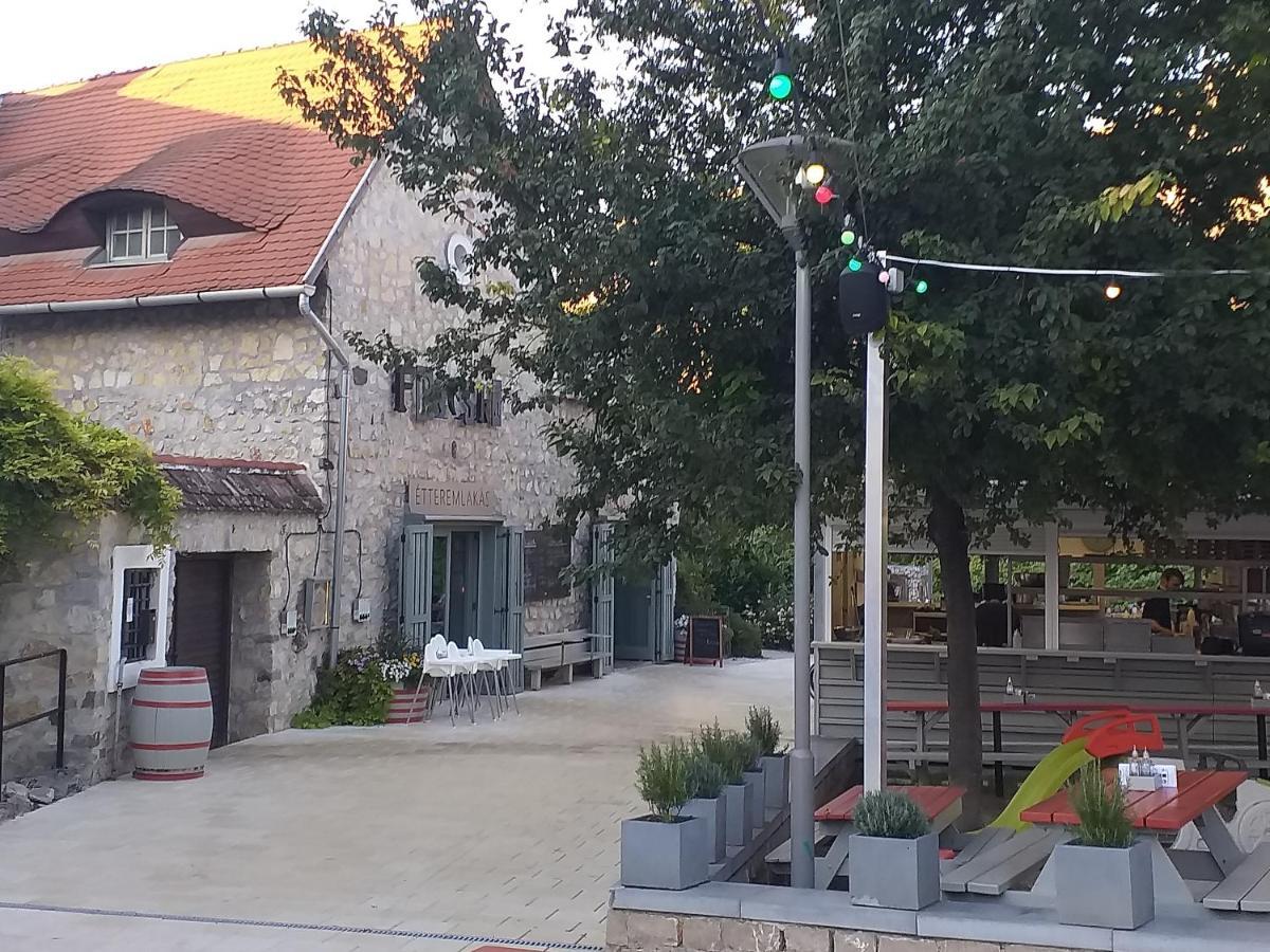 Galeria Villa Veszprém Eksteriør bilde